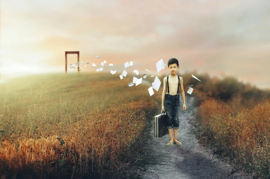 девушка свобода. у всех дорог свои пределы. развилка дороги. девушка идет по дороге. сказочное поле.