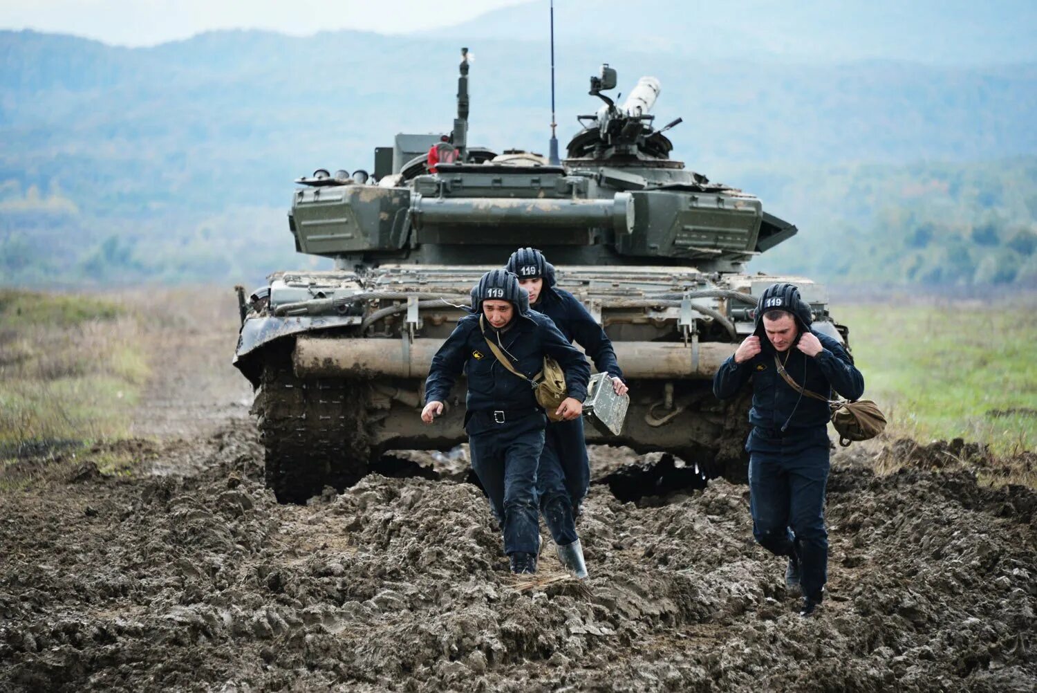 Экипаж танка т-72. Т-90 В Чечне. Экипаж танка т 72 б3. Танк т72 экипаж. Танки без экипажа