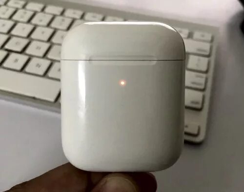 Почему моргает наушник. AIRPODS Pro мигает оранжевая. Мигает оранжевый индикатор AIRPODS 3. AIRPODS Pro 2 индикатор мигает оранжевым. Еирполсы минают орандевым.