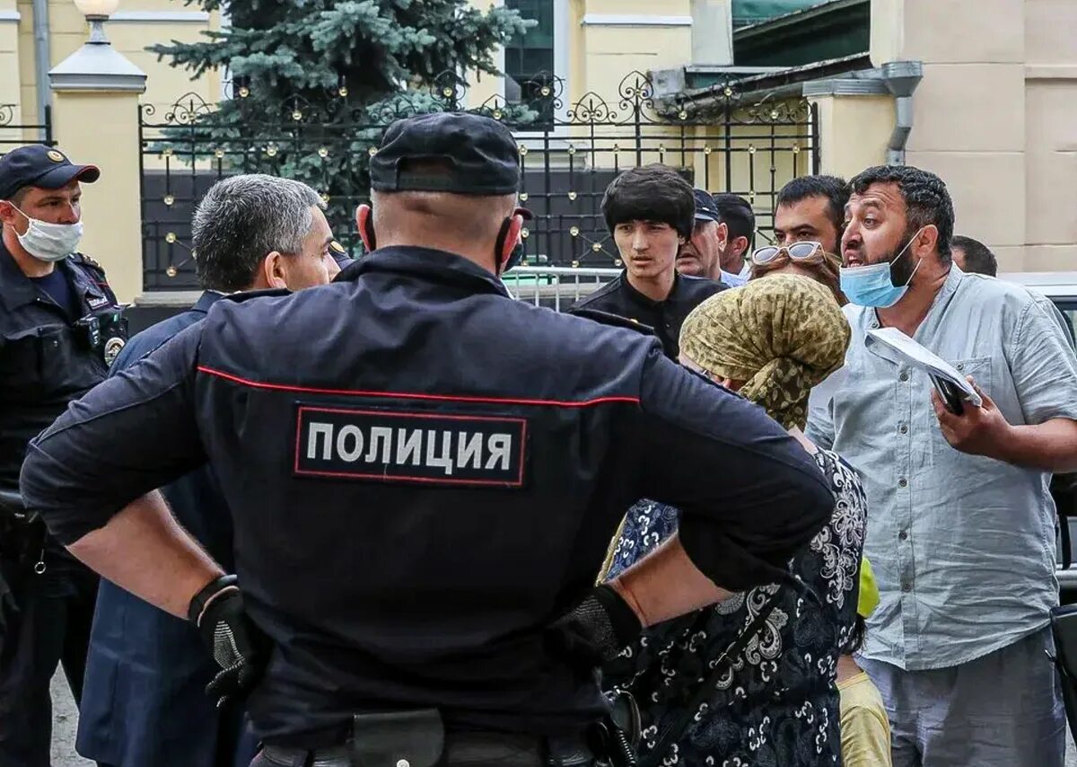 Контроль иностранных граждан. Гастарбайтеры и полиция. Полиция проверяет мигрантов. Мигранты и полиция. Полиция и иностранные граждане.