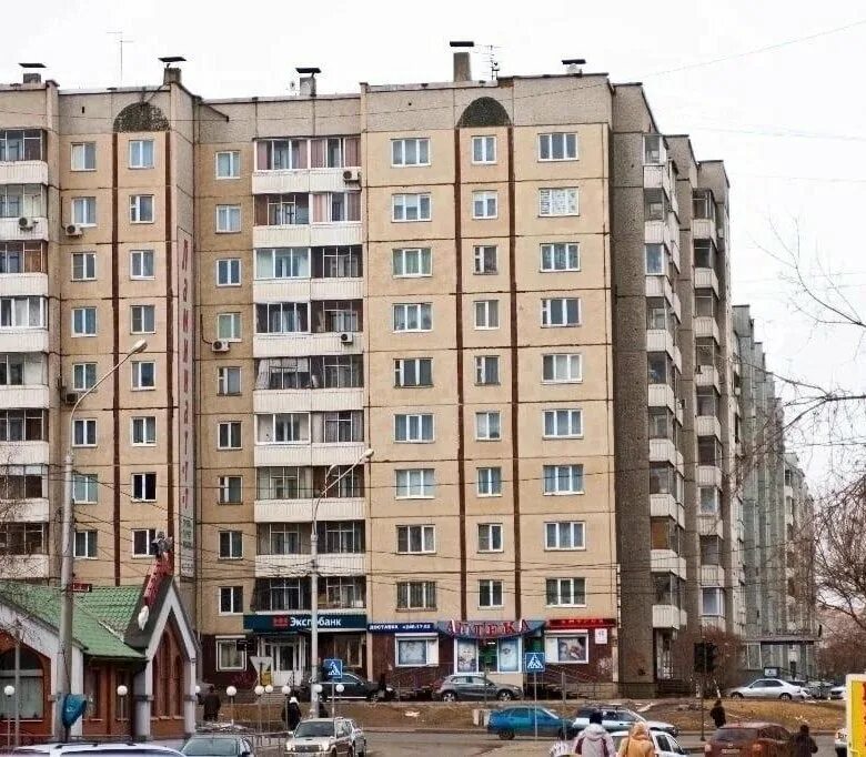 Машина на парковке. Аптека 24 плюс красноярск. Парковка на тротуаре. Новосибирская, 42. Новосибирская 48 красноярск.