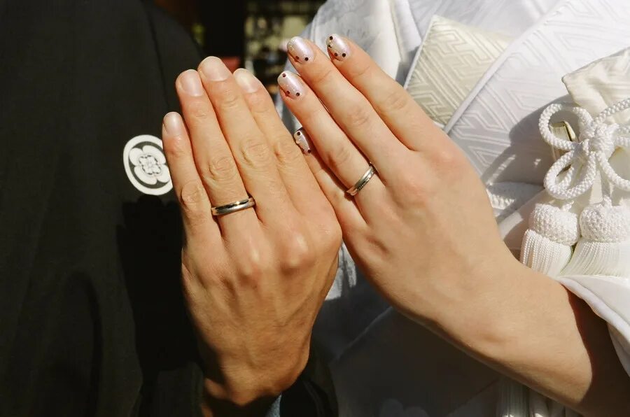 Кольцо когда замужем. Кольцо на левой руке на безымянном пальце у женщины. На каком пальце носят обручальное кольцо. На каком пальце носят обручальное кольцо женщины. Обручальное кольцо Хилькевич.