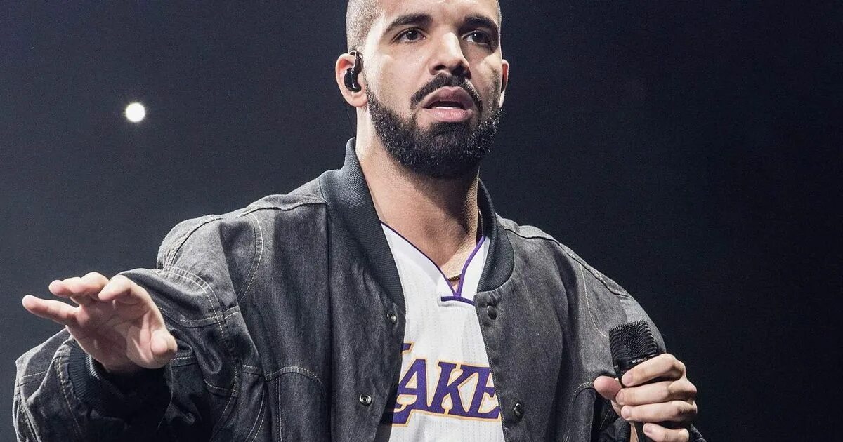 Как выглядит дрейк. Альбом дрейка. drake адидас. drake son.