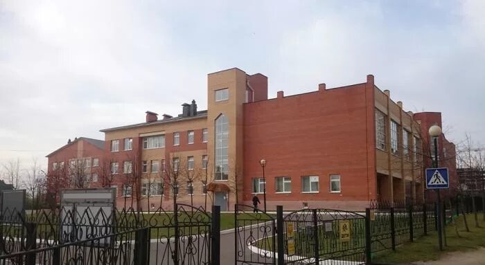 Школа родник волгоград директор. Доклад 4 школа. Родник краснодар. Логотип школа родник. Средняя школа 4 родники учителя.