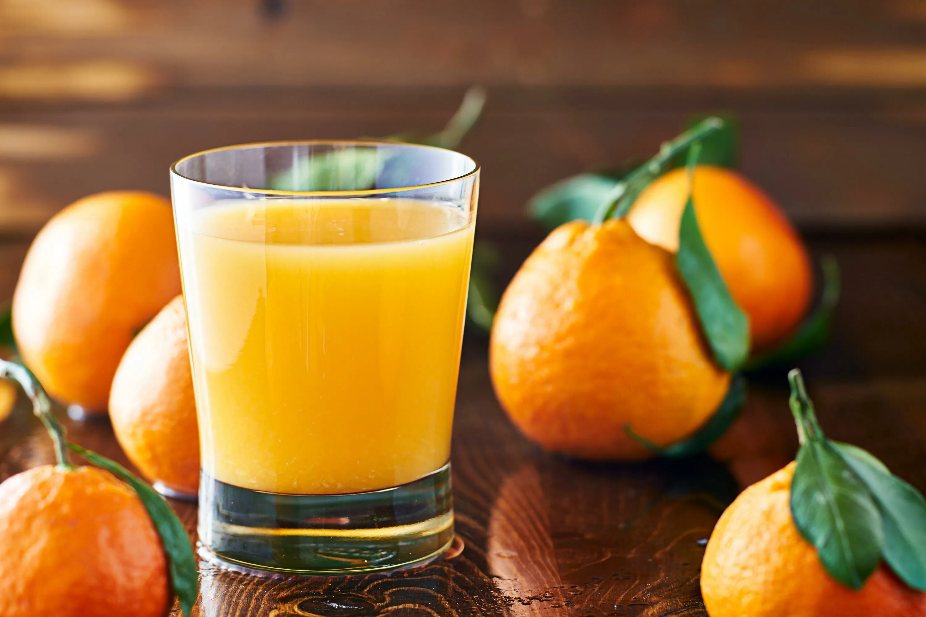 Апельсиновый сок. Свежевыжатый апельсиновый сок. Свежевыжатый сок апельсин. Стакан апельсинового сока.