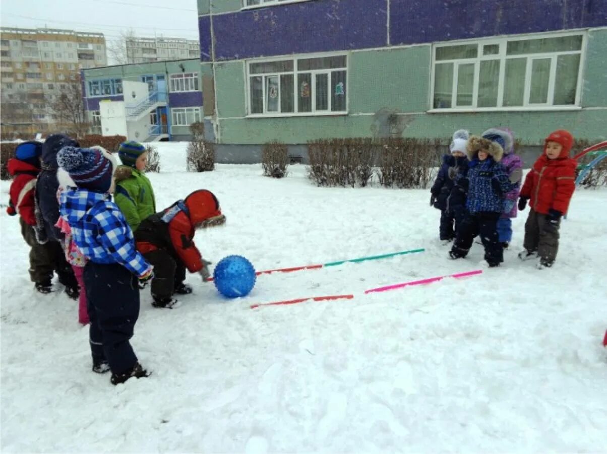 Зимняя прогулка в детском саду. Детский сад зимой. Зимние игры в детском саду на улице. Спортивное развлечение в детском саду на прогулке зимой. Зимняя игра в группе