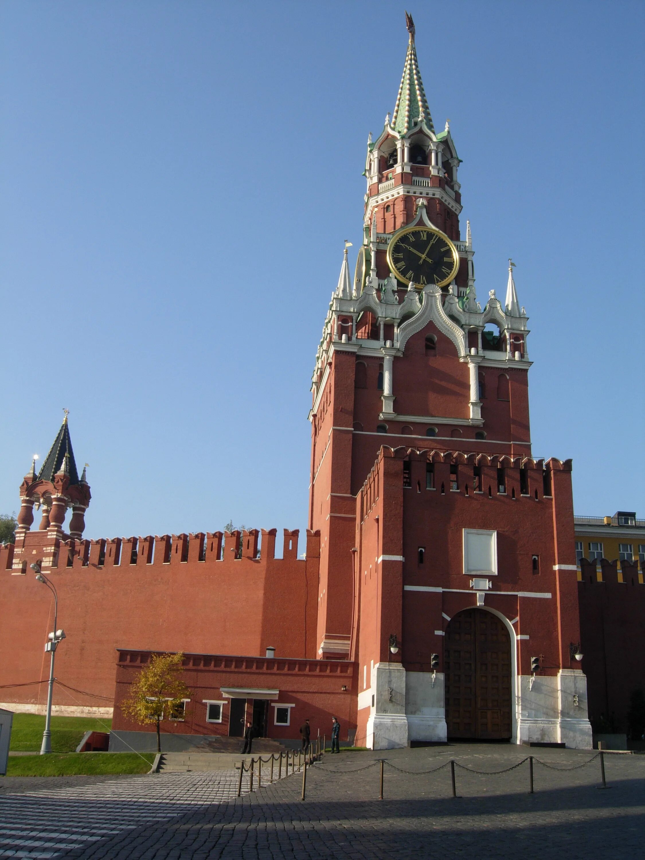 Спасская башня расположена. Спасская башня московского кремля. спасская (фроловская) башня. фроловские (спасские) ворота московского кремля. спасская башня московского кремля фото.