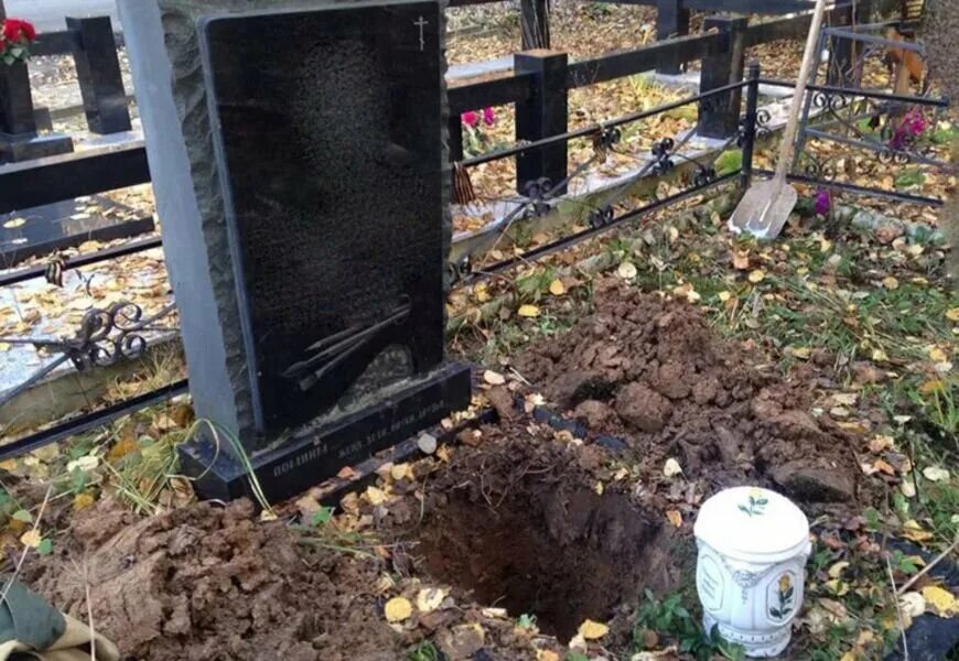 Можно ли захоронить в могилу родственника. Захоронение урны с прахом. Захоронение урны в землю. Захоронение урн в могилу. Захоронение урны на кладбище.