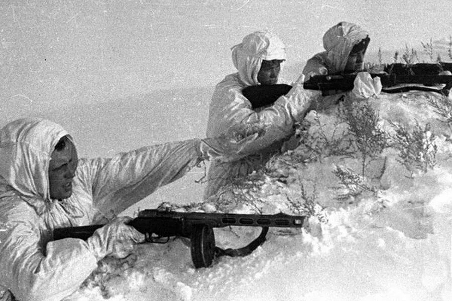 1941 Разведчики в маскхалатах. Советский солдат зима 1941. Бойцы РККА В зимних маскхалатах.