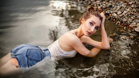 Девушка купается в футболке