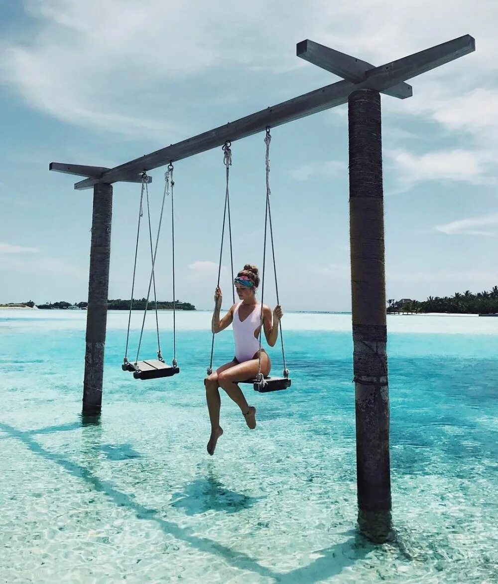 Хештеги отдых. Качели в море. фотосессия на мальдивах. качели на пляже. красивый отдых.
