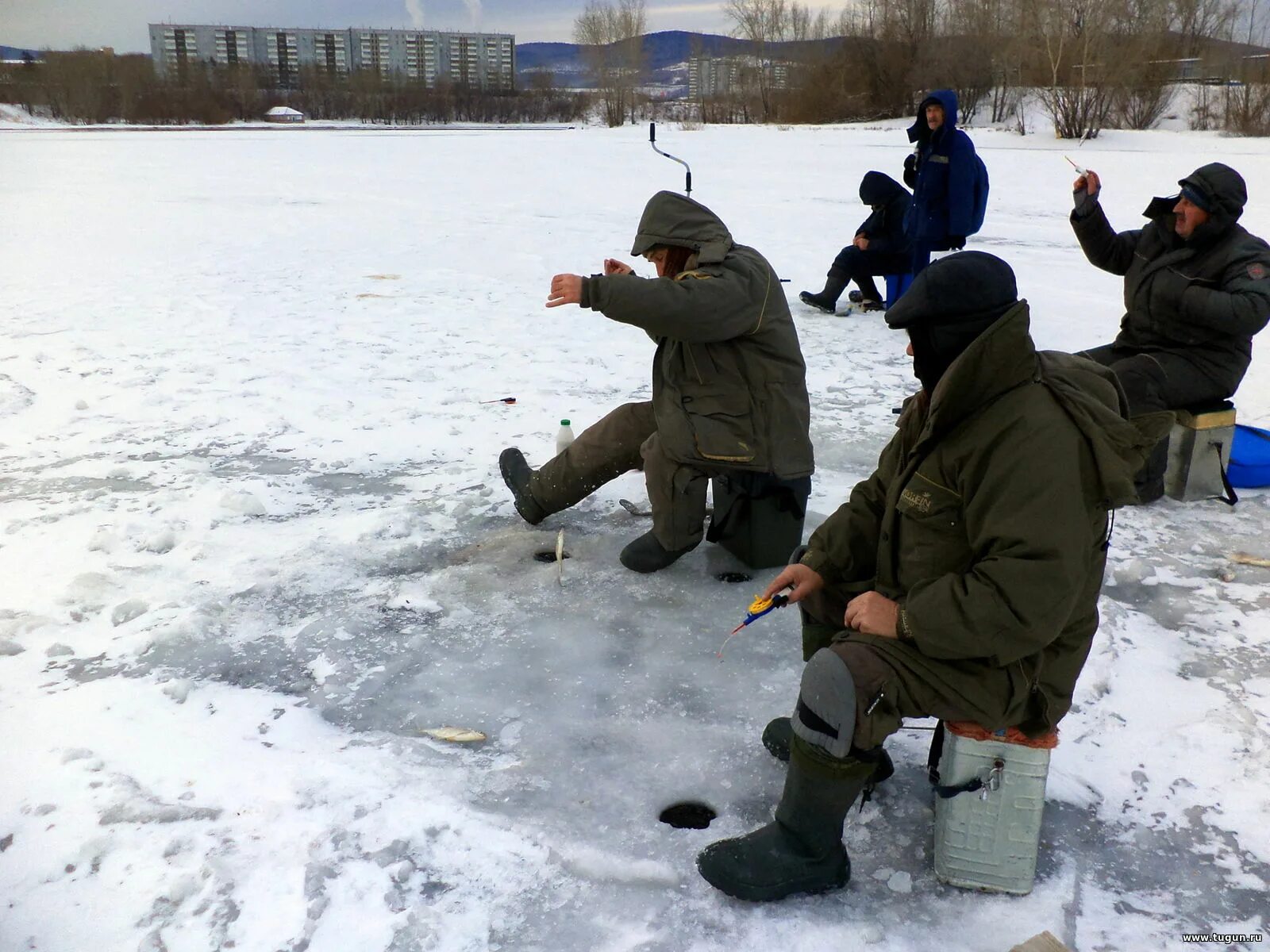 Клев рыбалка чистополь. Зимняя рыбалка на абаканской протоке в красноярске. рыбаки на абаканском протоке. абаканская протока рыбалка. абаканская протока красноярск рыбалка.