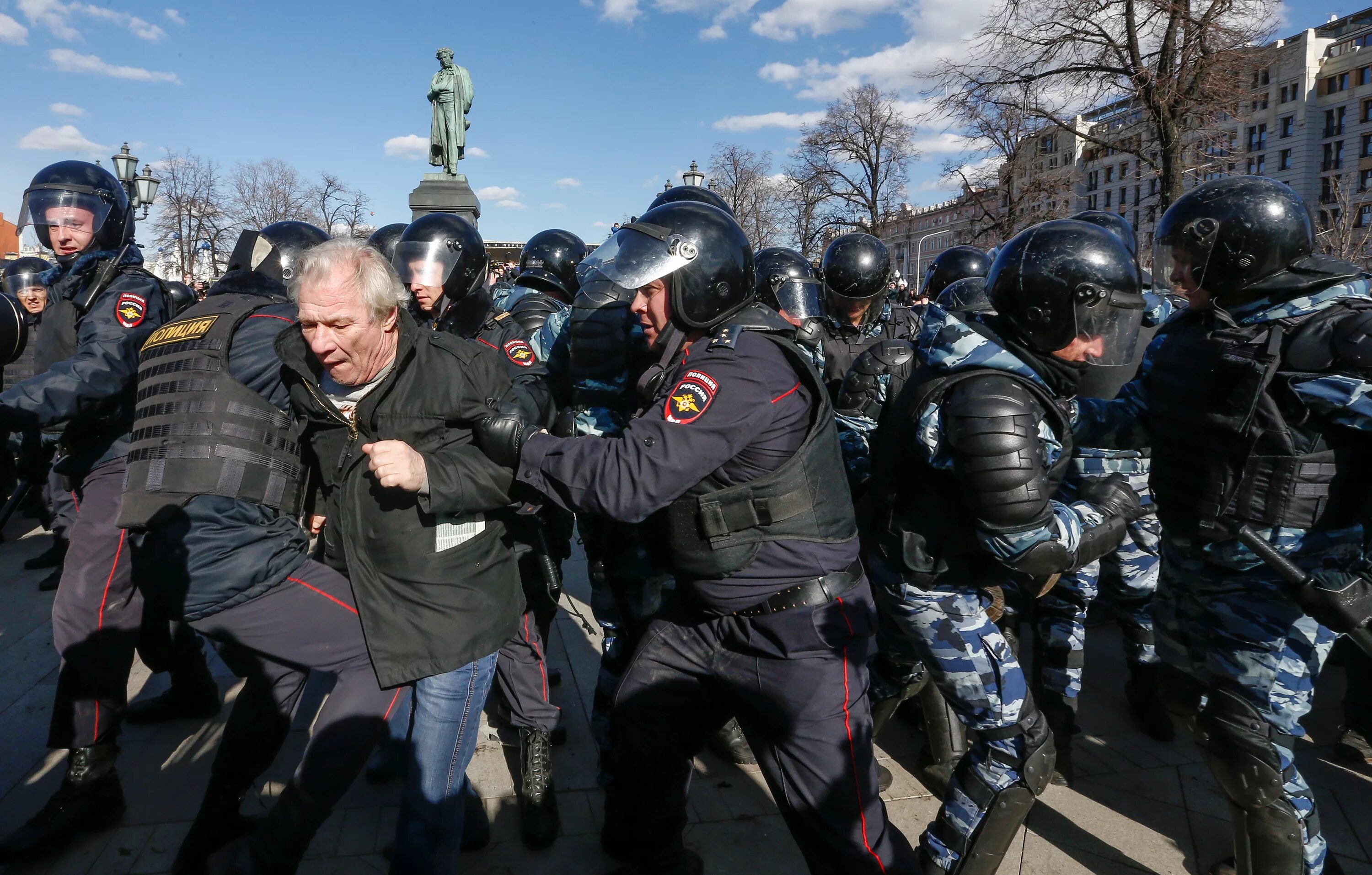 ОМОН разгоняет демонстрацию. ОМОН против протестующих. Митинг полицейских