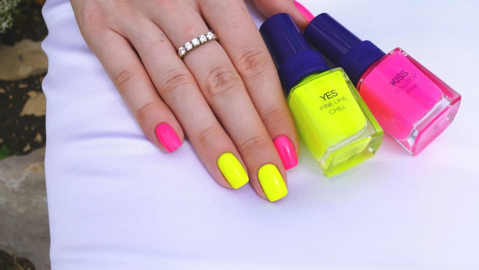 Фон яркий красочный. Маджента цвет сочетания палитры. Яркий розовый макияж. Маникюр жёлтый с розовым яркий. Ярко желтые цветы.