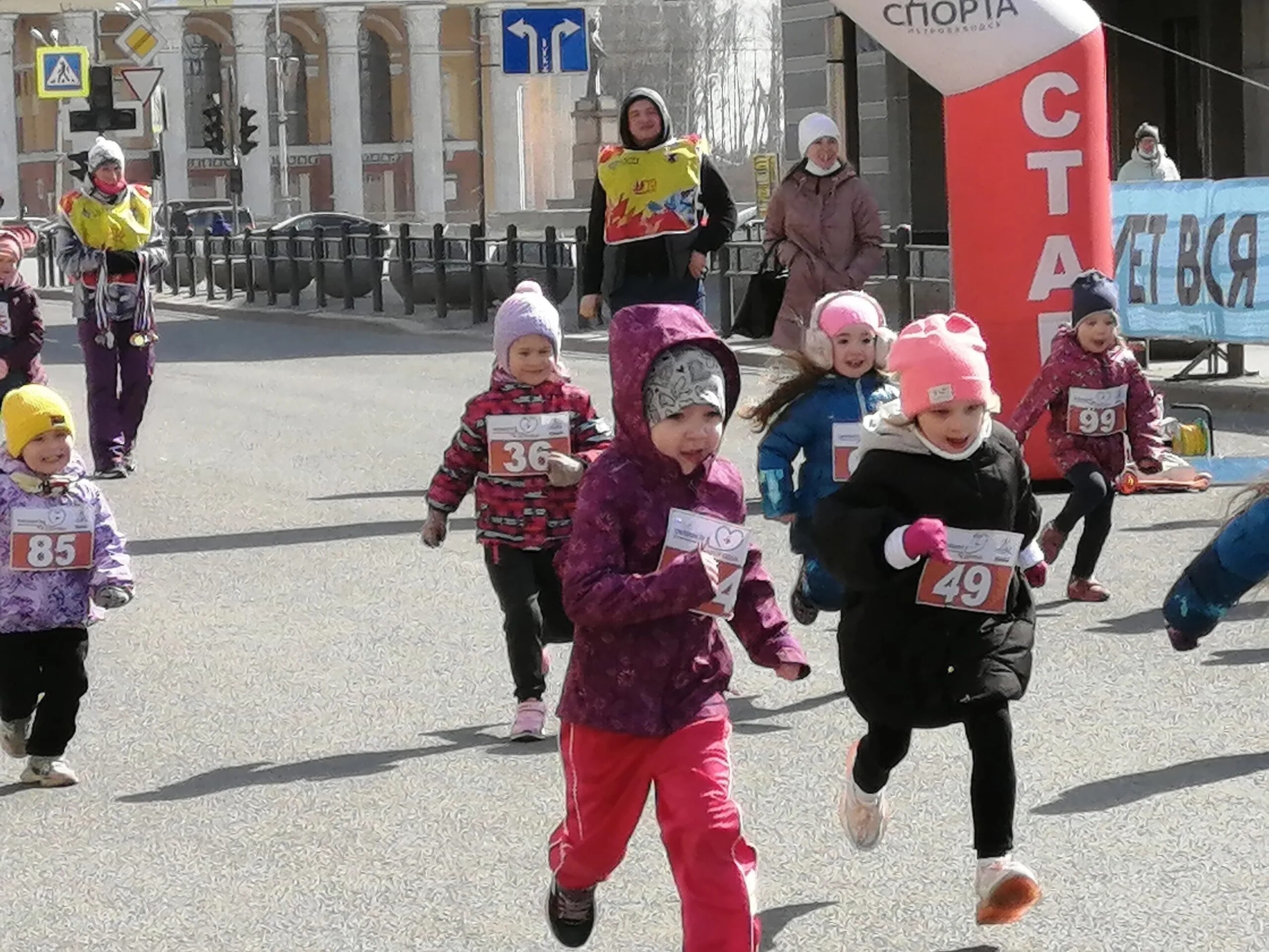 1 мая петрозаводск. Первое мая Петрозаводск. Петрозаводск в мае. Петрозаводск администрация фото люди.