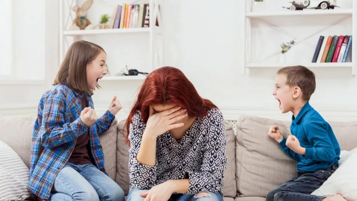 Дочь ревнует отца. Конфликт между родителями и детьми. Брат и сестра ссорятся. Ссора с родителями. Подростки и родители.