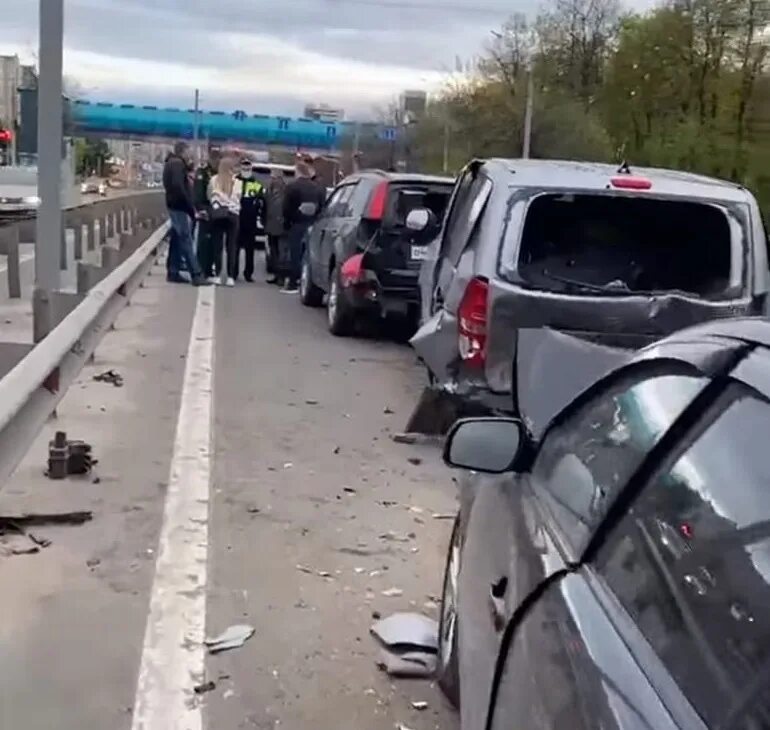 Авария на Московском проспекте Ярославль. Массовое ДТП В Ярославле. Авария на Московском проспекте Ярославль сейчас. ДТП В Ярославле на Московском. Пр твориться в жизнь