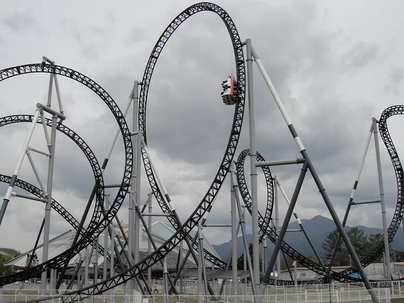 Takabisha (парк Fuji-q Highland). Takabisha (парк Fuji-q Highland), Фудзиёсида, Япония.. Takabisha аттракцион Япония. Горки Такабиша: аттракцион в Японии.