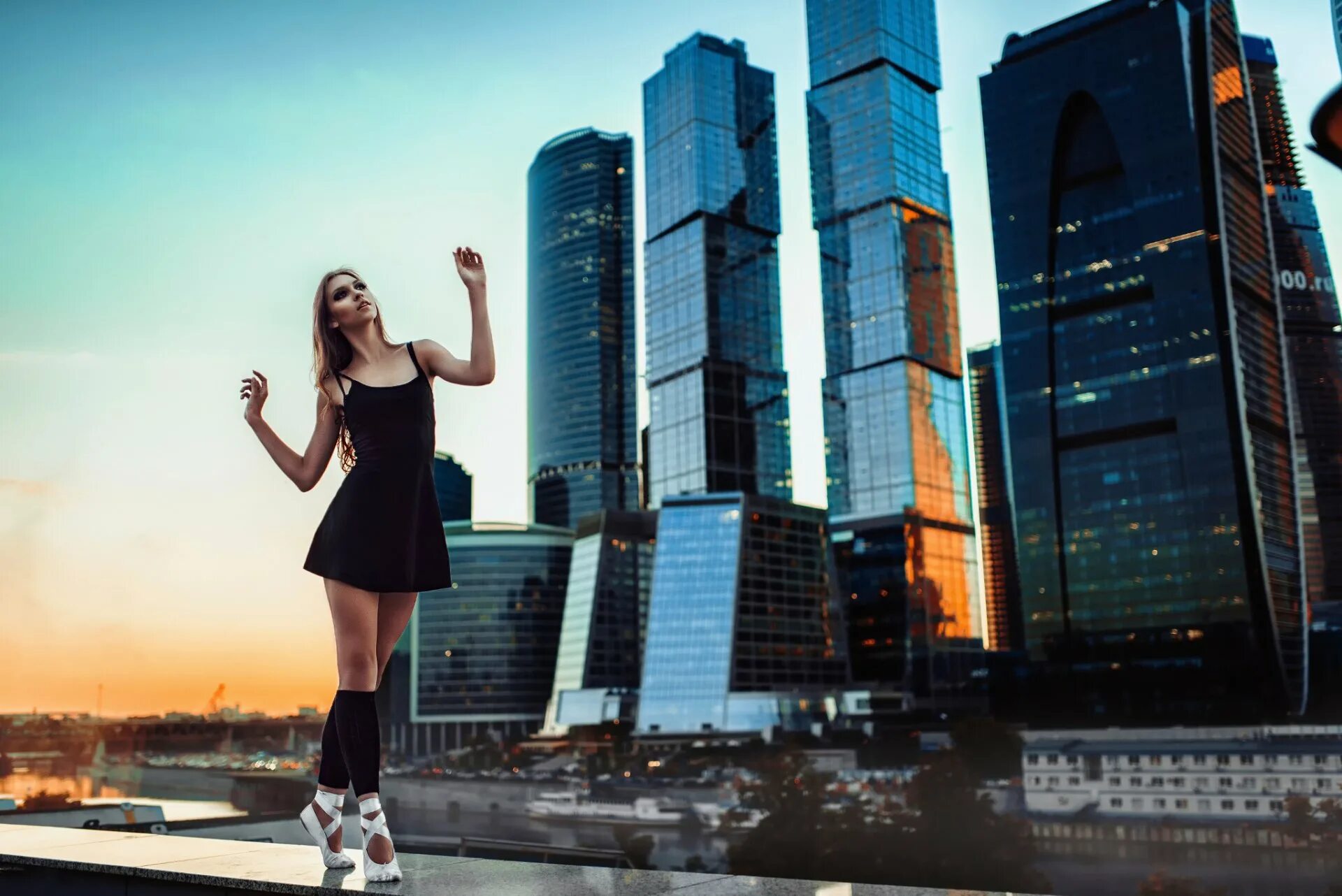 Люди в здании. Москоу Сити фотосессия. Девушка Москва Сити. Фотосессия на фоне Москва Сити. Девушка в мегаполисе.