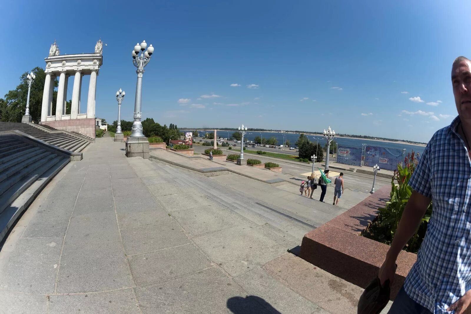 Джейку волгоград. Центральная набережная волгограда аллея героев. набережная волгоград 2025. новая набережная волгоград. набережная волгоград люди.