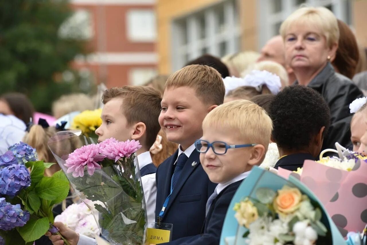 Будет ли помощь к 1 сентября. 1 сентября дети. школьники 1 сентября. день знаний. 1 сентября день знаний.