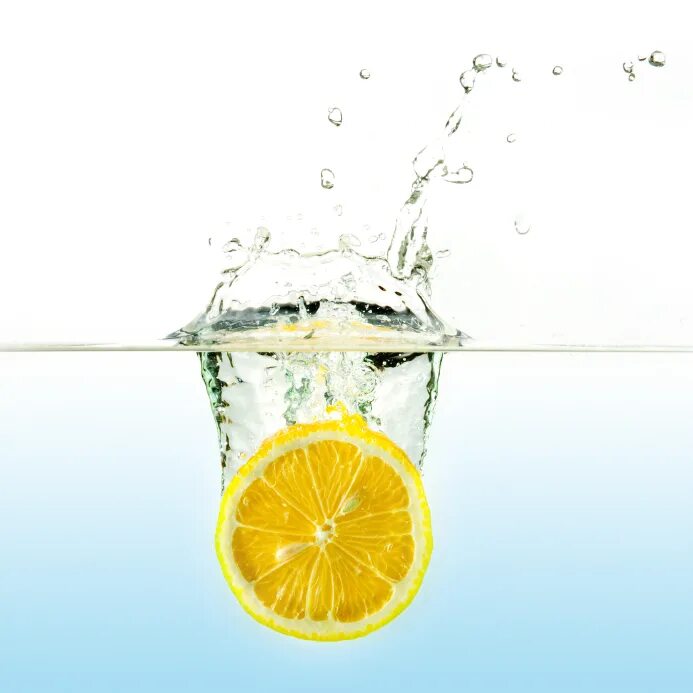 Вода с лимоном. Вода с лимоном на белом фоне. Вода с лимоном в ресторане. Стакан воды с лимонным соком. Свежесть лимона
