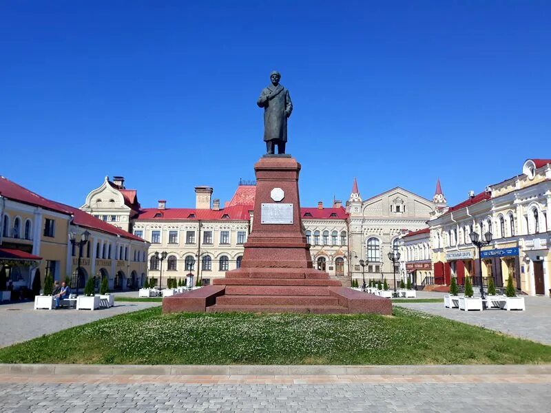 Красная площадь Рыбинск. Город Рыбинск красная площадь. Рыбинск Центральная площадь. Центр Рыбинска и площадь Ленина.