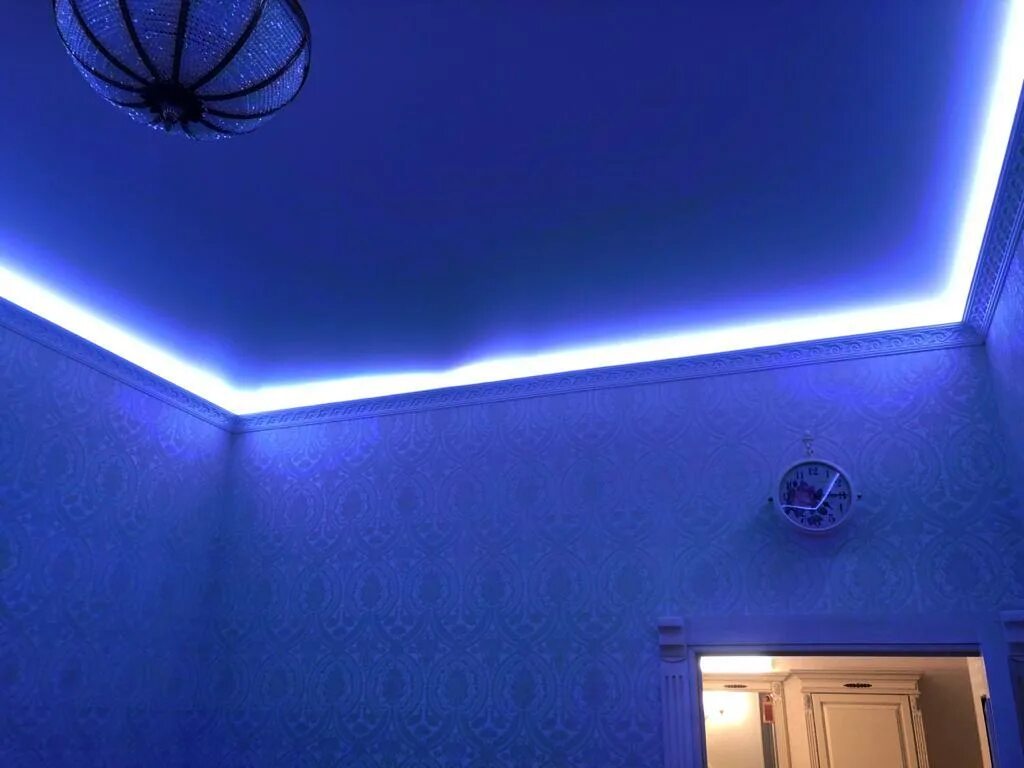 Контурный потолок с подсветкой. Натяжные потолки с подсветкой. Контурная подсветка потолка. Контурная подсветка натяжного потолка. Подсветка по контуру потолка.