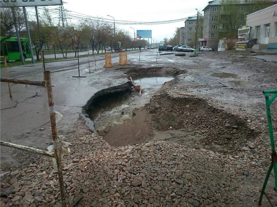 Прорыв трубы фото. Прорвало трубу дома. Прорвало трубу на улице. Прорыв трубы в спб. Прорыв трубы на теплотрассе.
