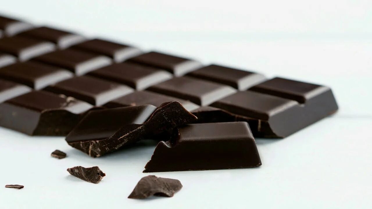 В каком шоколаде больше сахара. Темный шоколад без сахара. Черный шоколад. Шоколад на черном фоне.