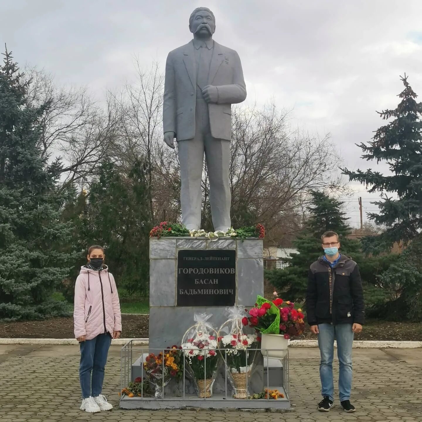 Ельмута ростовская область пролетарский район. Городовиков Басан Бадьминович памятник. Генерал Городовиков б.б.. Басана Бадминовича Городовикова. Дача Городовикова.