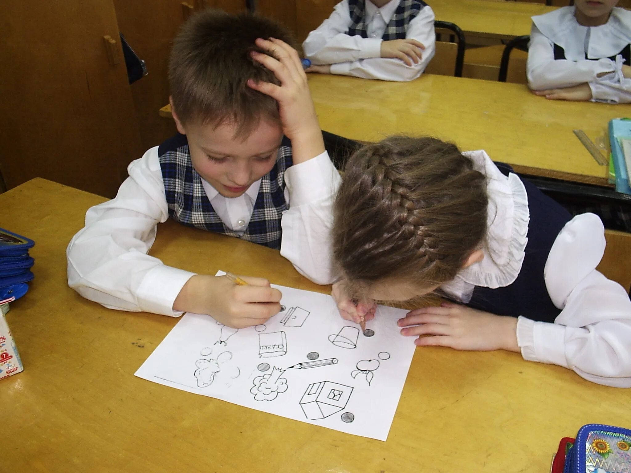 Взаимодействие учеников на уроке. Дети на уроке. Ученики на уроке. Работа с детьми в школе. Ученик рисует.