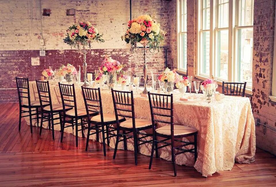 Фотостудия в светлых тонах. Викторианский шик стиль. Стиль шебби шик в интерьере. Стиль бидермейер в интерьере люстры. Диван николь шнайдер.