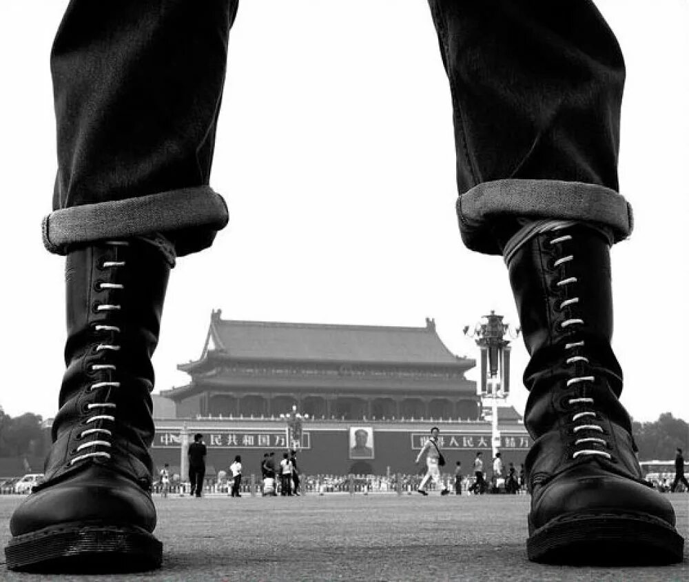 Ботинки хулиганы. Ботинки доктор мартинс скинхеды. ботинки dr. martens скинхеды. берцы доктор мартинс скинхеды. доктор мартинс 1914 скинхед.