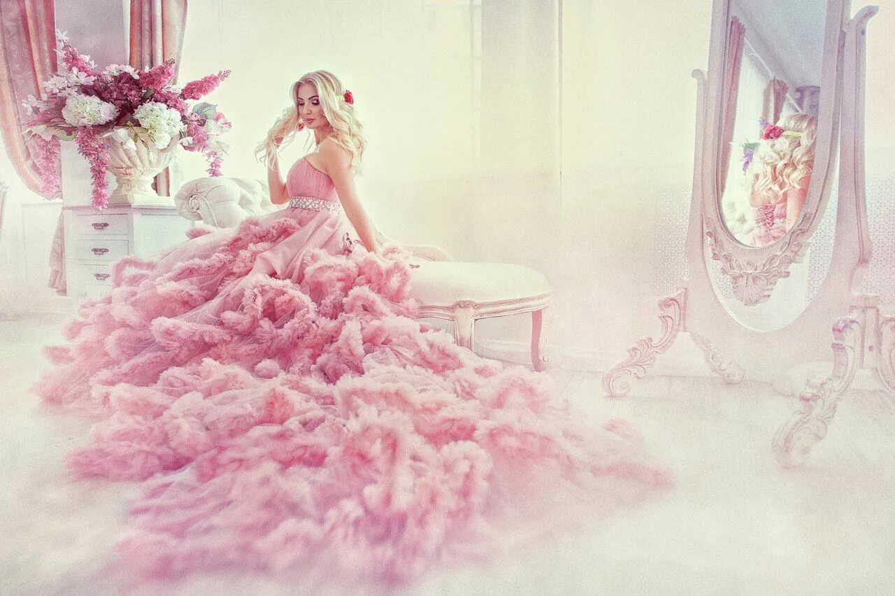 Нежные сиреневые цветы. Роскошь в деталях. Девушка в пышном платье сидит. Девушка в роскошном платье. Нежная роскошь.