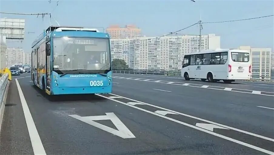 Выделенная полоса. Выделенная полоса для общественного транспорта. Полоса для автобусов. Выделенка для автобусов. Выделенная полоса для общественного транспорта москва.