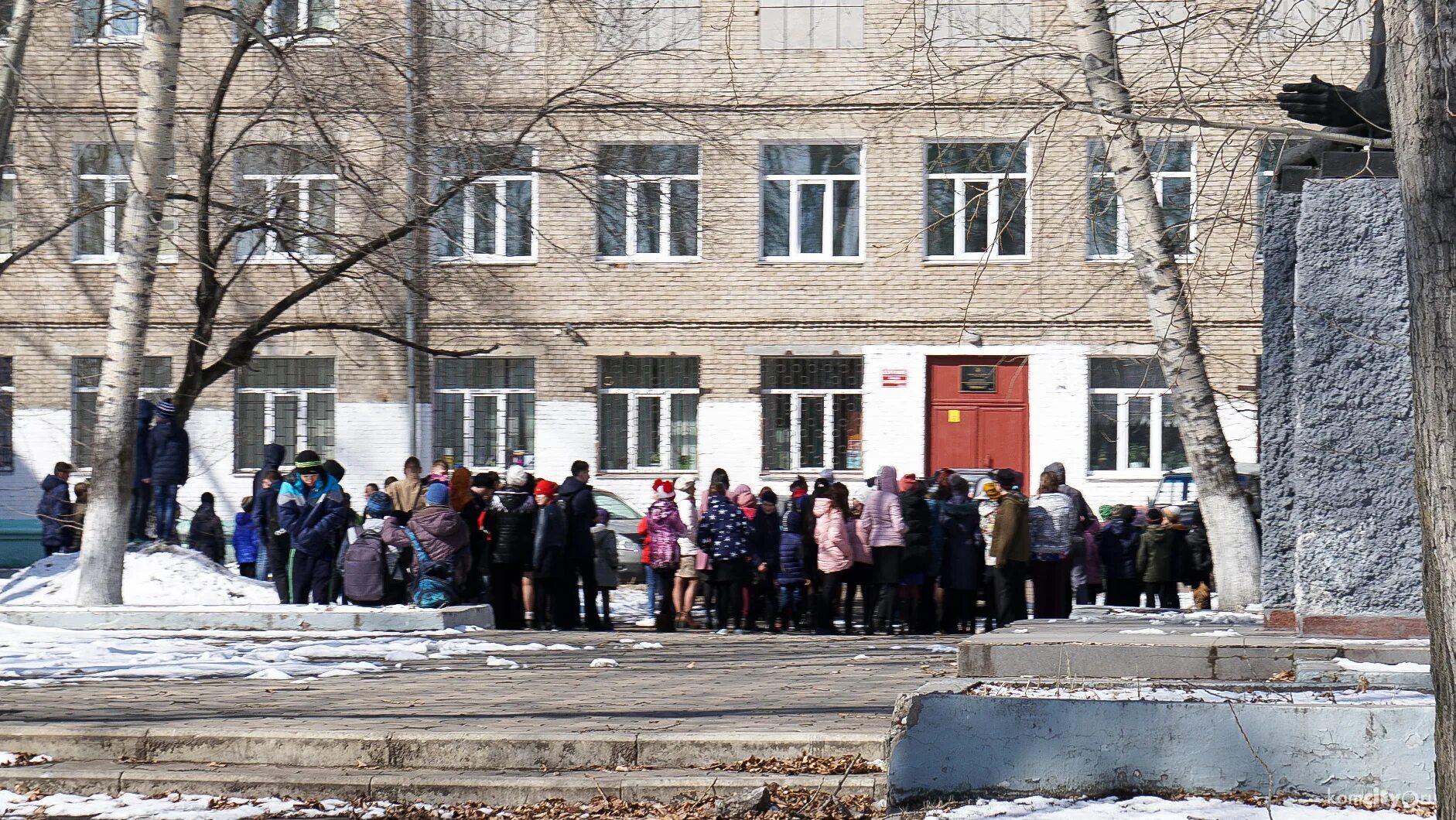 Минирование школ в карелии. Минирование школ в карелии. 46 школа петрозаводск 2022 год. Эвакуация детей в школе. Минирование школ в карелии.