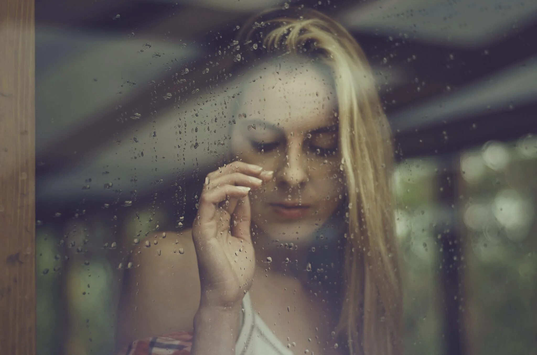 За окном девочка кто поет. Девушка у окна дождь. Блондинка плачет. Девушка за стеклом плачет. Девушка плачет у окна.
