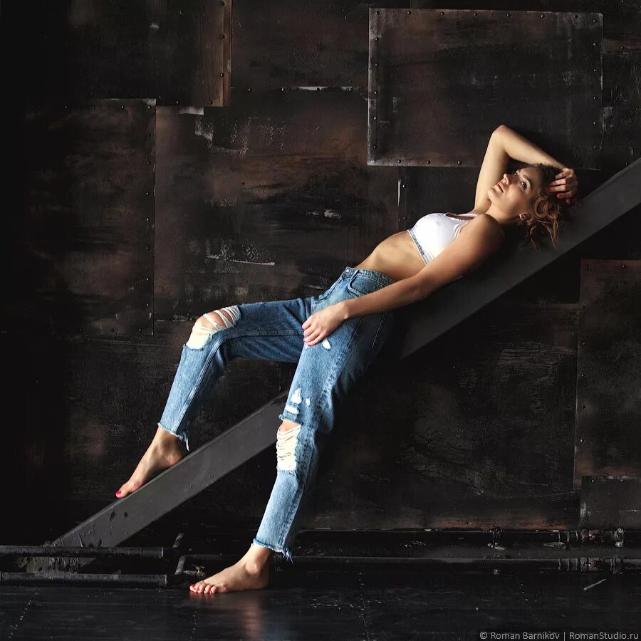 зал loft d фотостудия leonastage. фотосессия в стиле лофт девушка. джинсовый комбинезон рейчел грин. девушка в стиле лофт. фотосессия в стиле лофт.