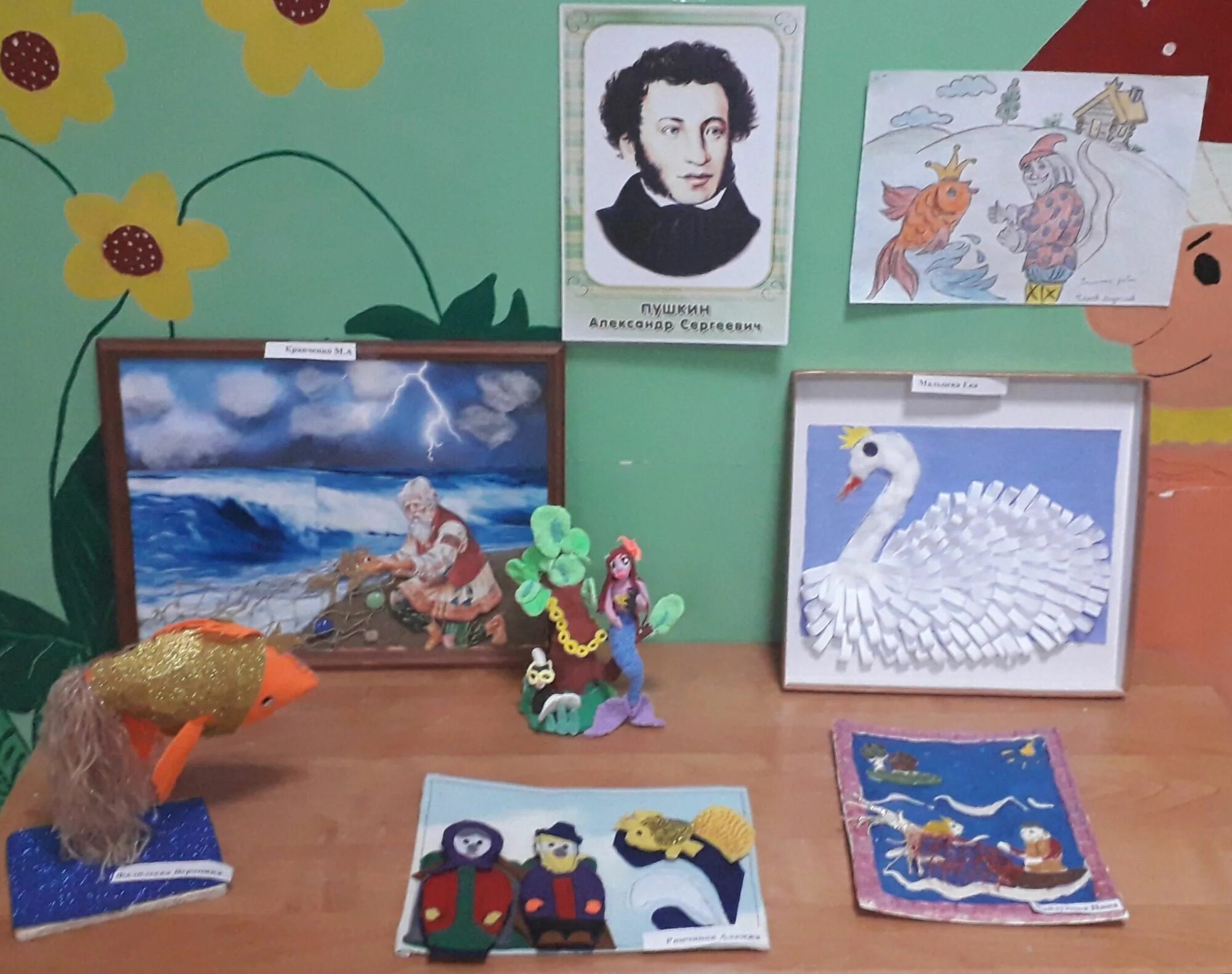 аппликация на тему пушкина. коллективное панно. поделки по мотивам сказок. поделки из пластилина. герои сказки "золотая рыбка"пушкина из пластилина.