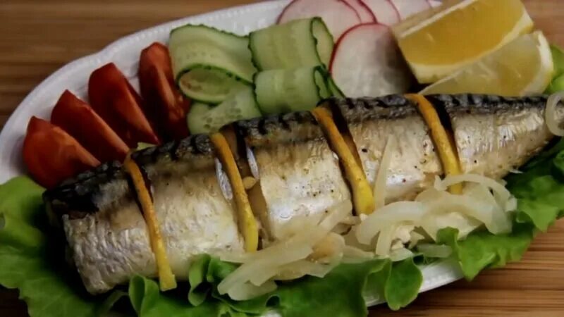 Кухня наизнанку приготовление скумбрии. Скумбрия запеченная в духовке без костей. скумбрия запеченная с луком в духовке целая. скумбрия в духовке оригинальная подача. скумбрия в духовке с овощами кухня наизнанку.