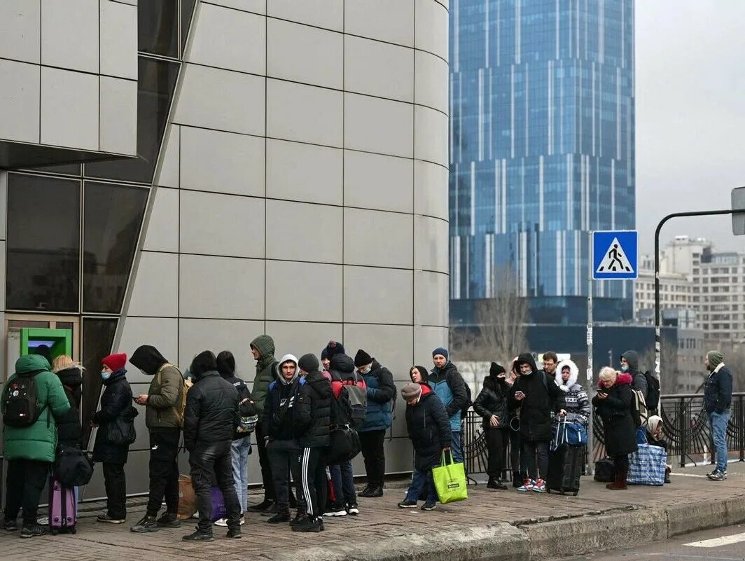 Очередь c. Очередь в банкомат. очередь в банк. очереди в банкоматы на украине. очереди в банкоматах киев.