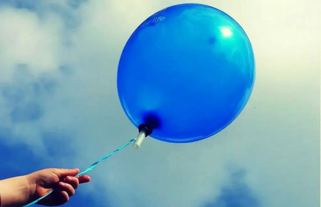 Воздушный шарик читать. Воздушный шарик. Голубой воздушный шарик. Воздушный шарик улетает. Шарики в небе.