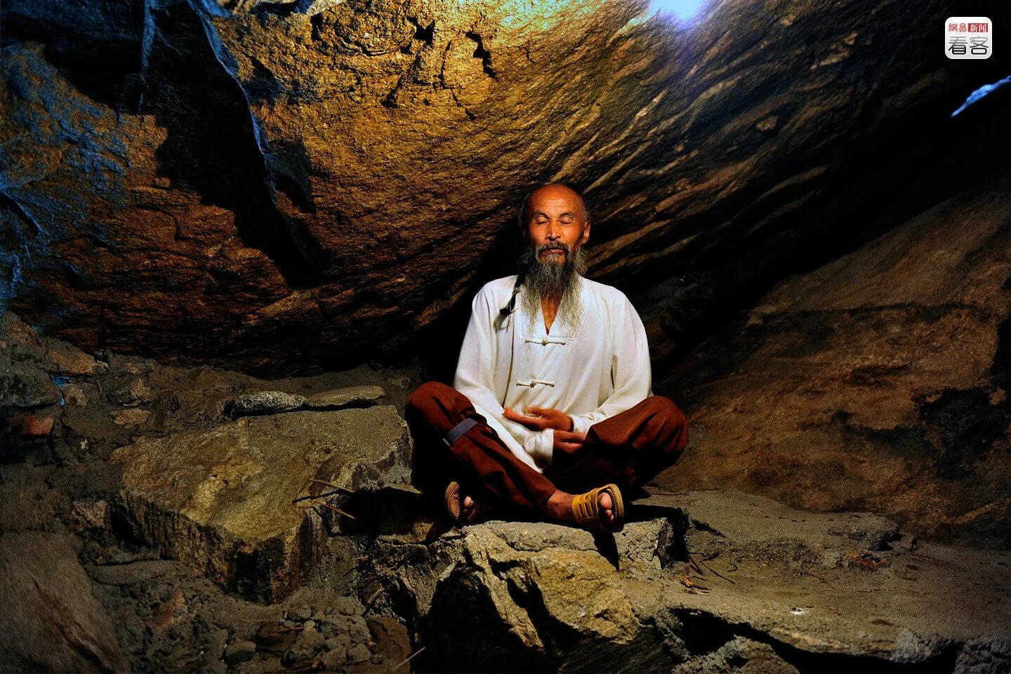 Слушать монах. Отшельники Даосы. Йоги в пещерах. Даосская медитация. Медитация в пещере.