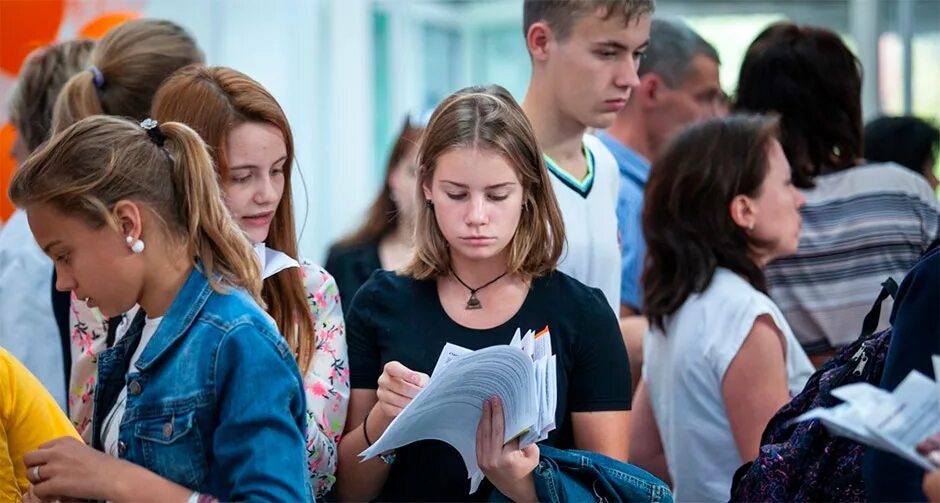 Подросток выбирает. Школьники и абитуриенты. Подростки после школы. Подросток 11 класс. Куда поступать на туризм