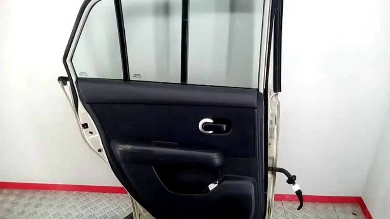 Дверь левая Nissan Tiida c11. Двери Ниссан Тиида c11 седан. Ниссан Тиида 2008 задняя дверь. Дверь Ниссан Тиида задняя. Левая дверь тиида