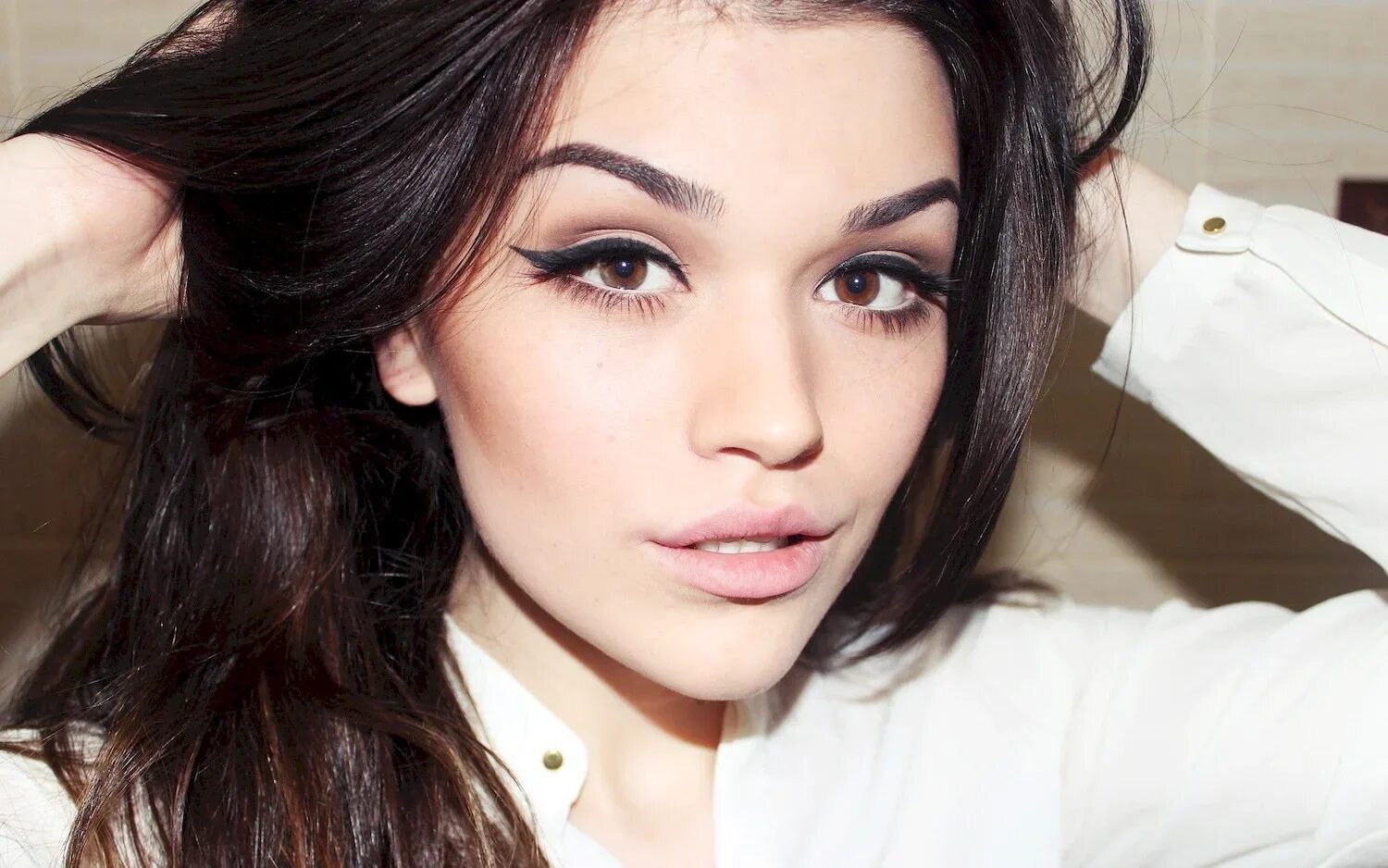 Селена гомес американская певица. Кареглазые девушки. Черные волосы. Черный цвет волос. Кендалл дженнер.