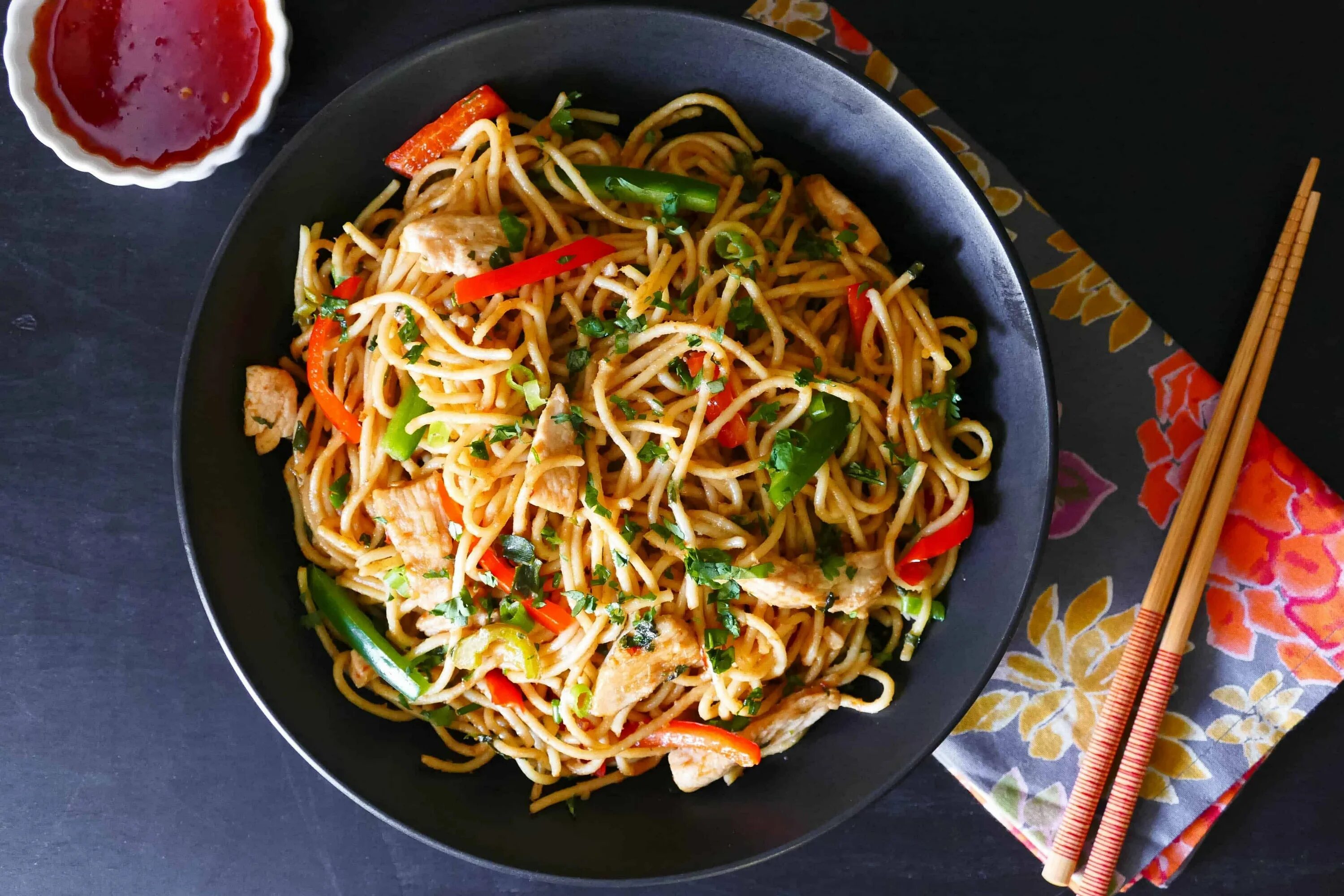 Удон быстрого приготовления. Лапша noodles. лапша с чили. нудл лапша. лапша быстрого приготовления вид сверху.