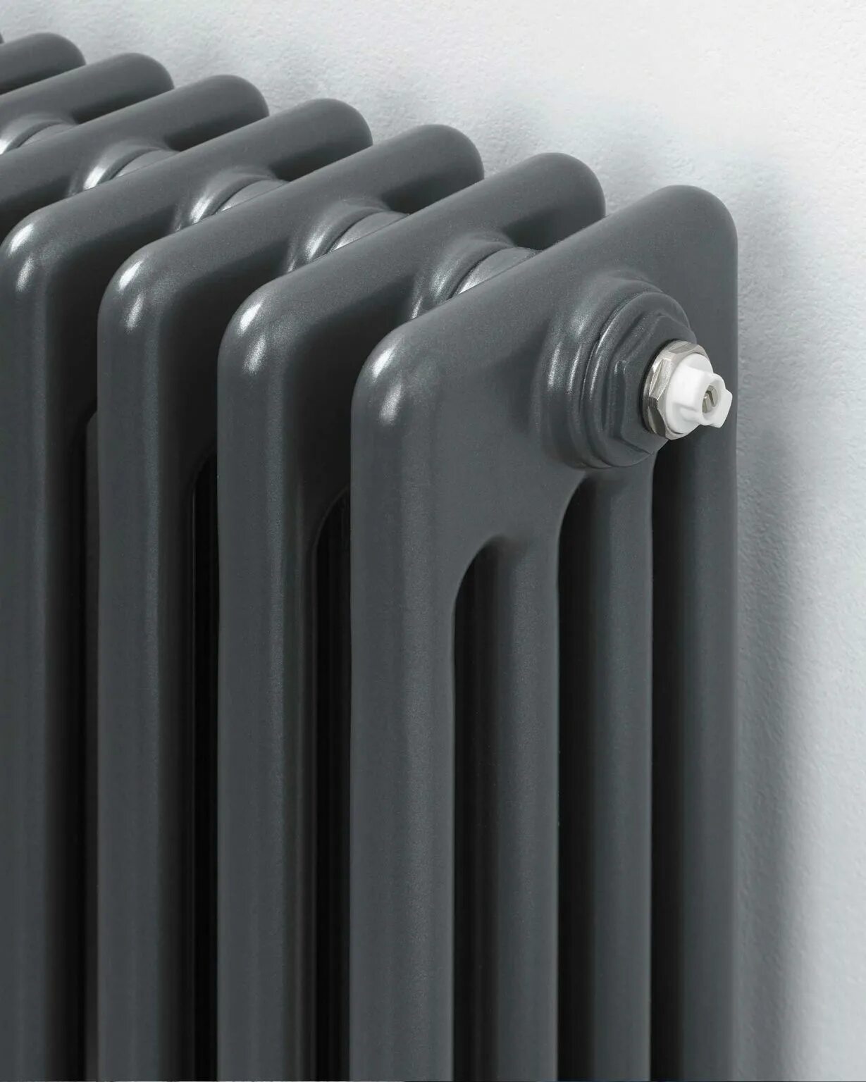 Радиатор отопления 600. Радиатор антрацит металлик. Multisec column Radiator. Радиатор цвет антрацит. Радиатор низкий антрацит.