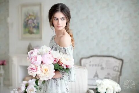 Женщина с букетом пионов